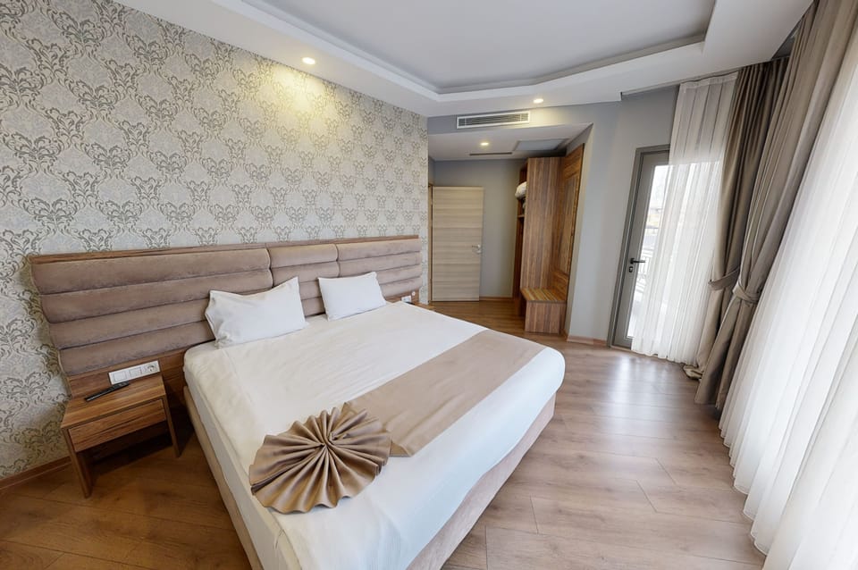 Junior Suite | Premium bedding, minibar, in-room safe, desk