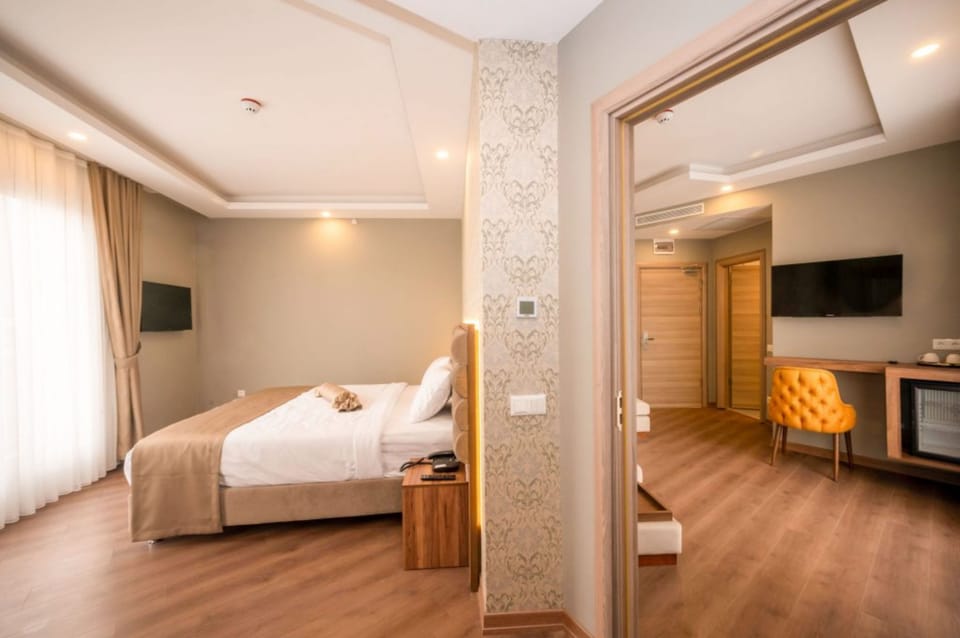 Junior Suite | Premium bedding, minibar, in-room safe, desk