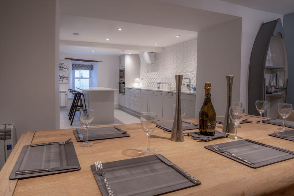 Cottage (4 Bedrooms) | Private kitchen | Fridge, microwave, oven, stovetop