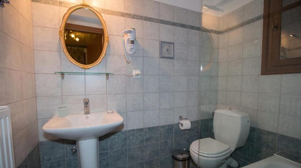 Deluxe Double Room, 1 Bedroom | Bathroom | Towels