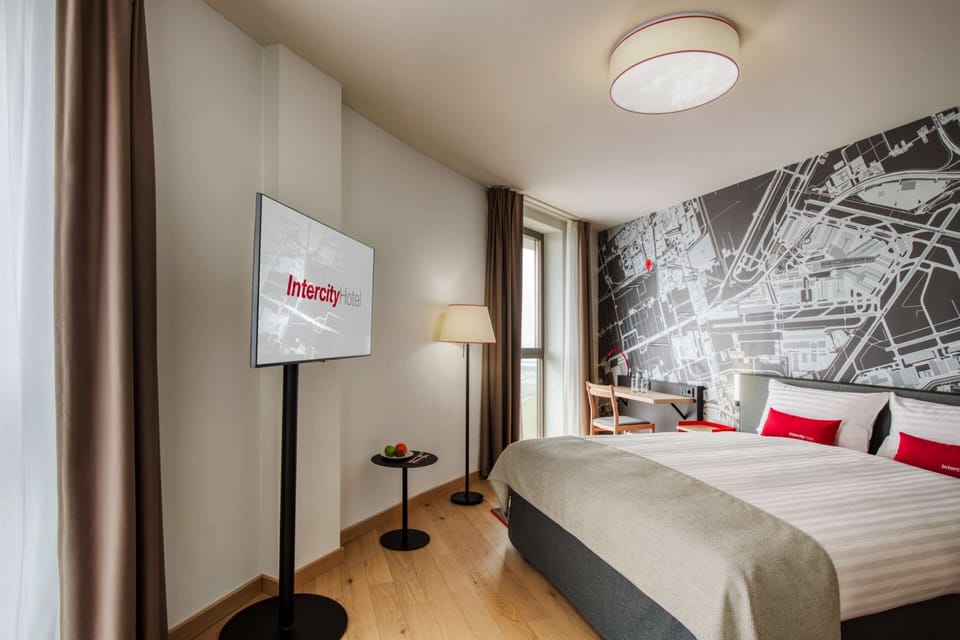 Business Double Room | Hypo-allergenic bedding, minibar, in-room safe, desk