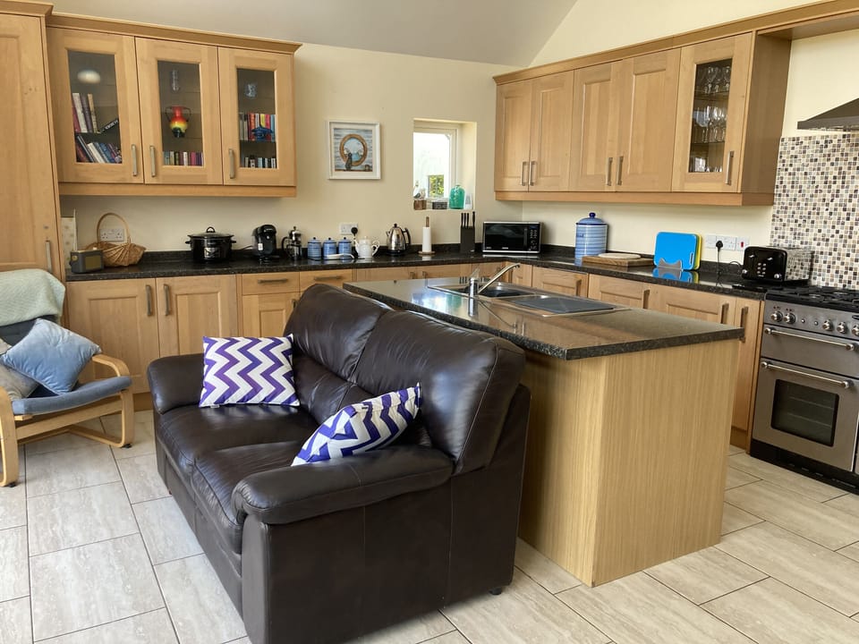 Cottage | Private kitchen | Fridge, dishwasher, cookware/dishes/utensils