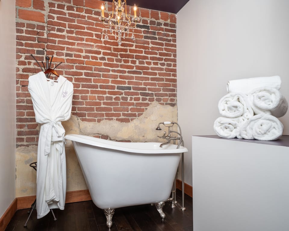 Premium Room, 1 King Bed | Bathroom | Free toiletries, hair dryer, bathrobes, towels