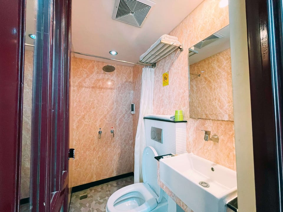Shower, rainfall showerhead, free toiletries, bidet