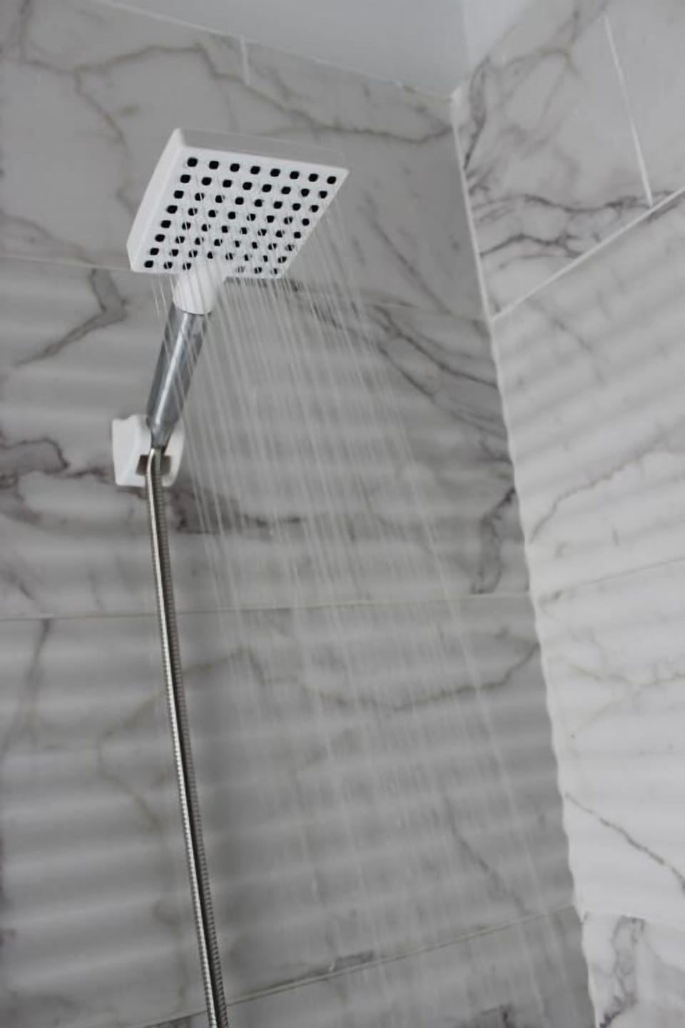 Rainfall showerhead, free toiletries, towels