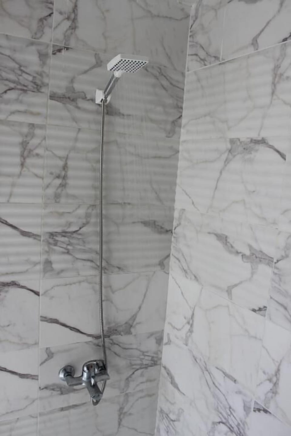 Rainfall showerhead, free toiletries, towels