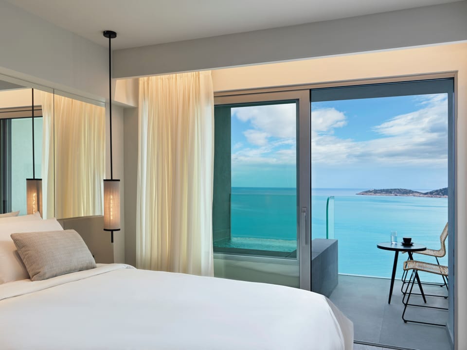 Hypo-allergenic bedding, minibar, in-room safe, blackout drapes