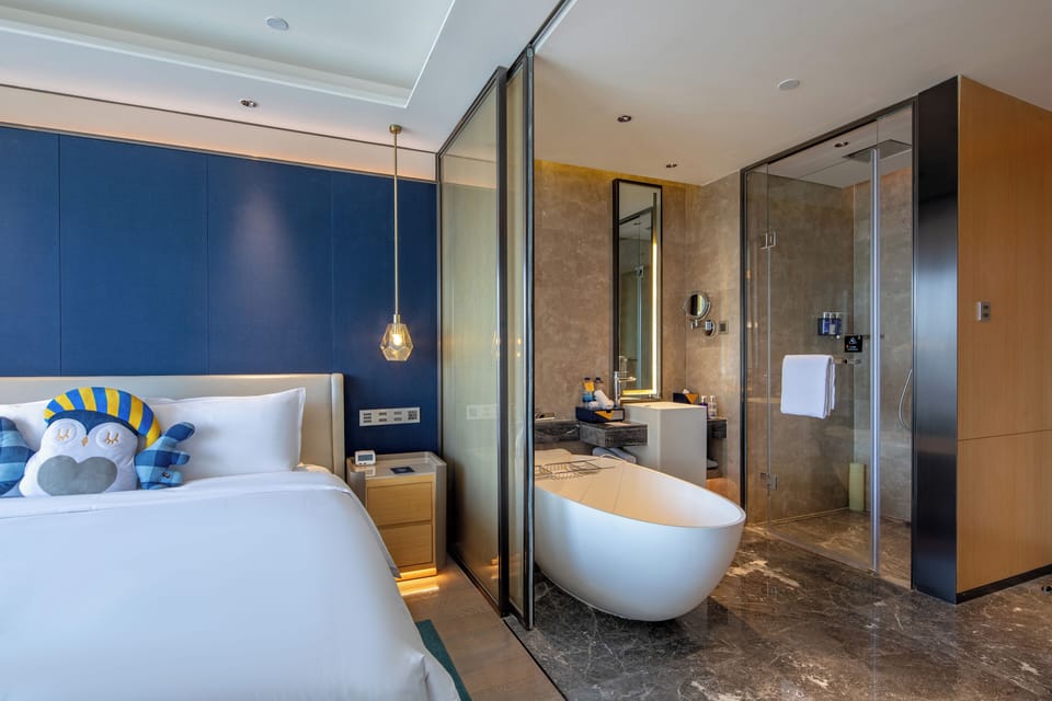 Premium Room, 1 King Bed, Bathtub | Minibar, in-room safe, blackout drapes, WiFi (free)