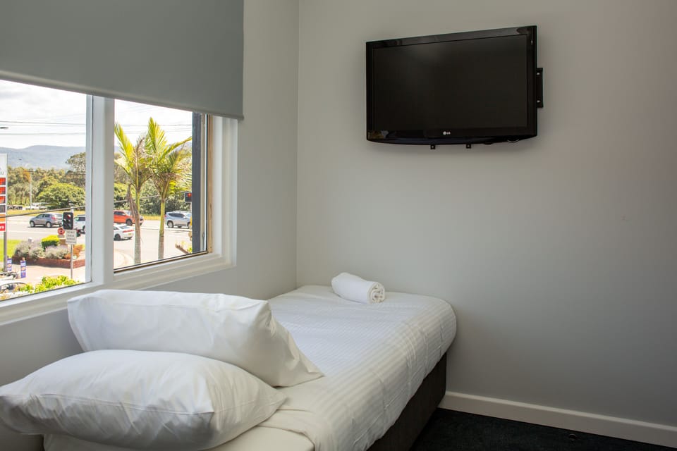Single Room with Shared Bathroom | Desk, WiFi, bed sheets