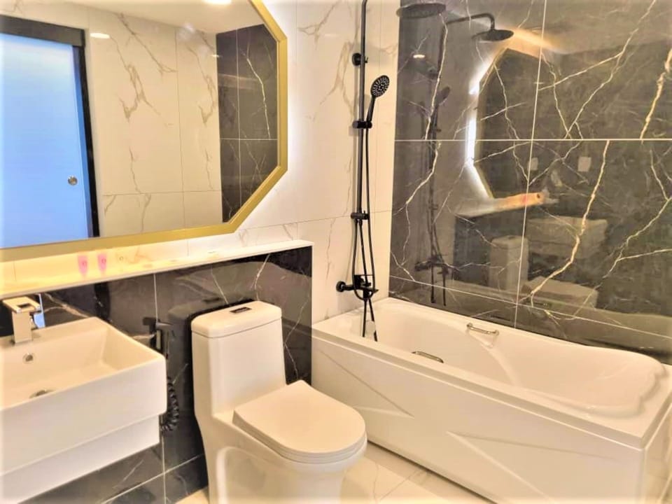 Superior Studio Suite | Bathroom | Free toiletries, hair dryer, bidet, towels
