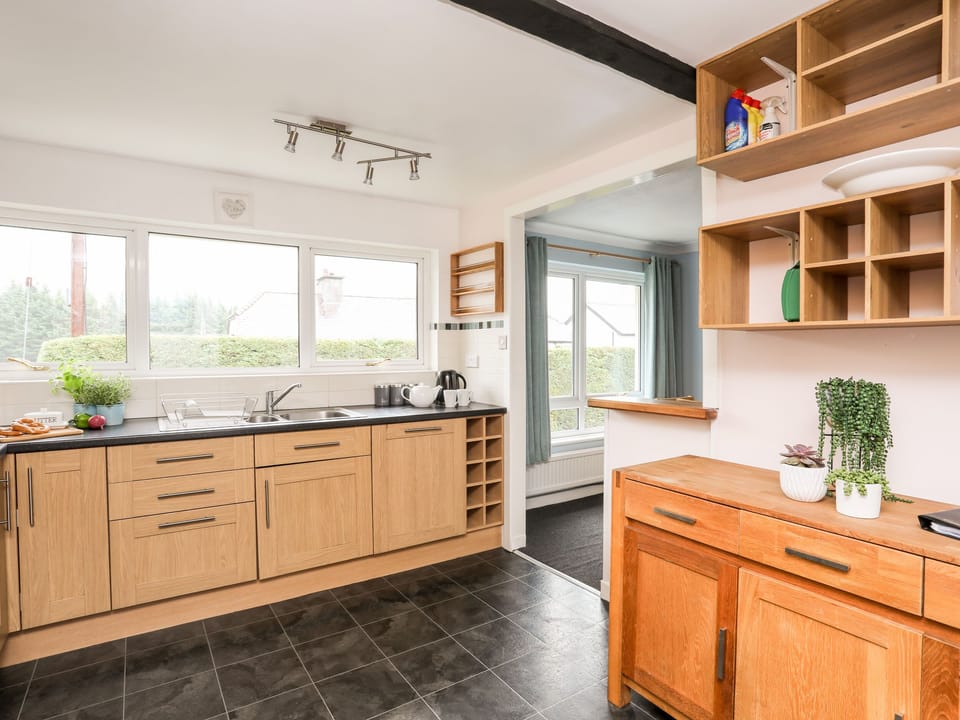 Cottage | Private kitchen | Fridge, dishwasher, electric kettle, toaster