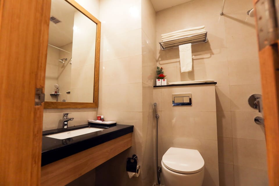 Club Room | Bathroom | Shower, free toiletries, hair dryer, bathrobes