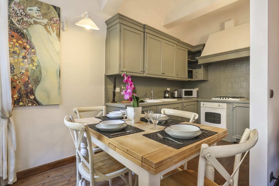 Basic Apartment, Multiple Beds | Private kitchen | Fridge, microwave, oven, stovetop