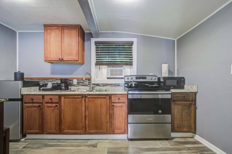 Grand Suite | Private kitchen | Mini-fridge, microwave, coffee/tea maker, eco-friendly cleaning products