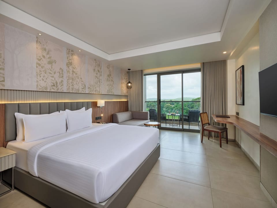 Executive Room, 1 Double Bed | Memory foam beds, in-room safe, desk, laptop workspace