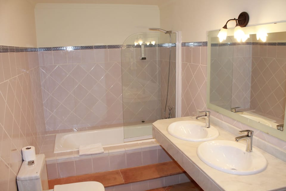 Standard Double or Twin Room | Bathroom | Combined shower/tub, hair dryer, towels, soap