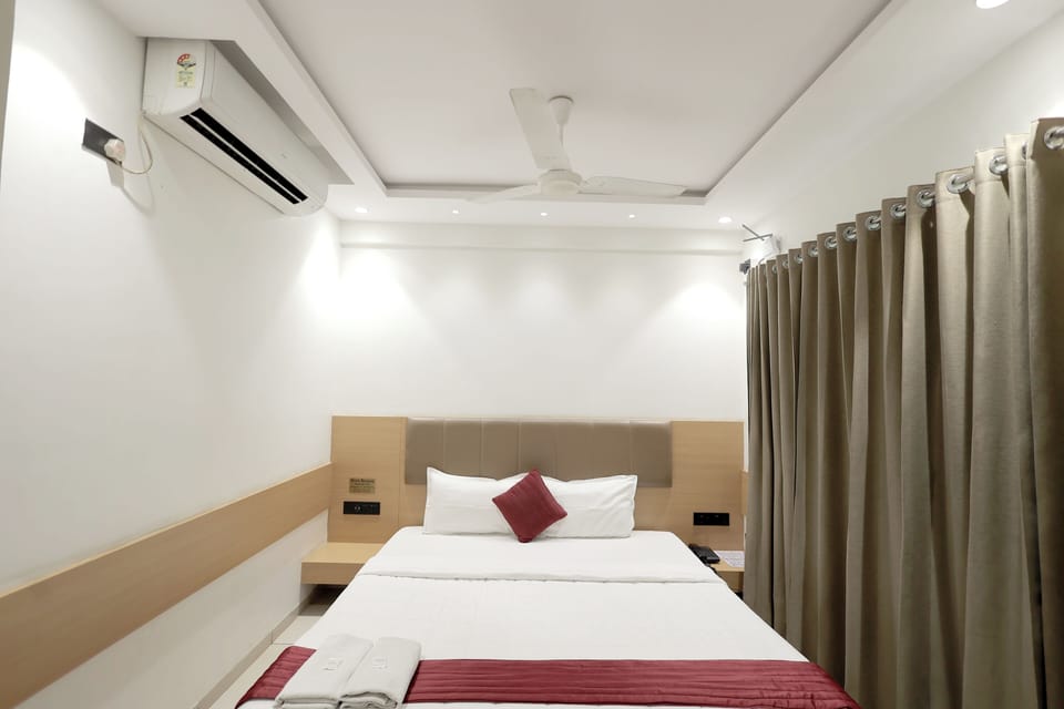 Super Deluxe Room | Premium bedding, desk, free WiFi