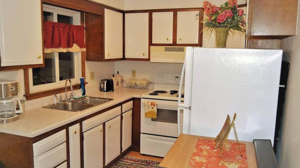 Apartment, 2 Bedrooms, Balcony | Private kitchen | Coffee/tea maker