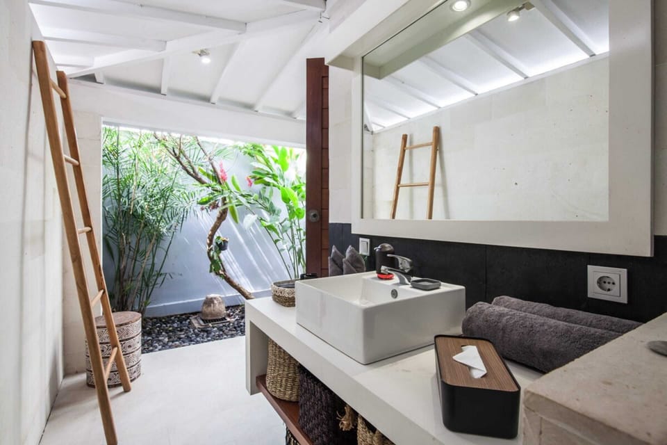 Basic Villa, Multiple Beds | Bathroom | Shower, free toiletries, hair dryer, towels