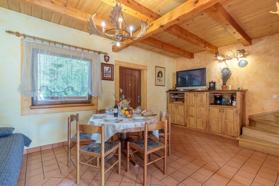 Family House, 2 Bedrooms, Balcony, Mountainside (Chalet With Private Whirlpool And) | Dining