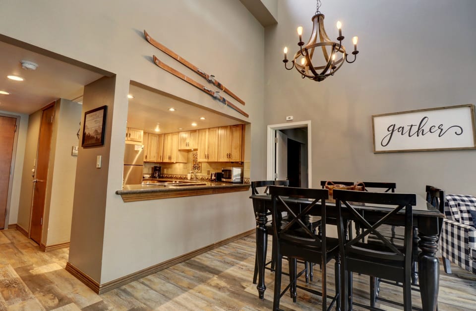 Condo, 2 Bedrooms | Dining