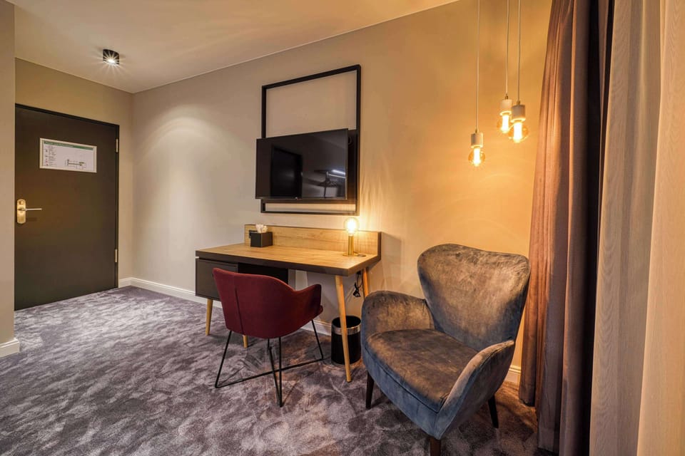 Comfort Room, 1 Double Bed | In-room safe, desk, soundproofing, iron/ironing board