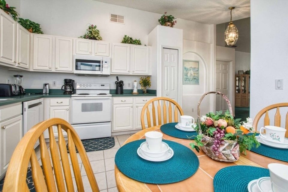 House, 4 Bedrooms | Private kitchen | Oven, stovetop, coffee/tea maker, toaster