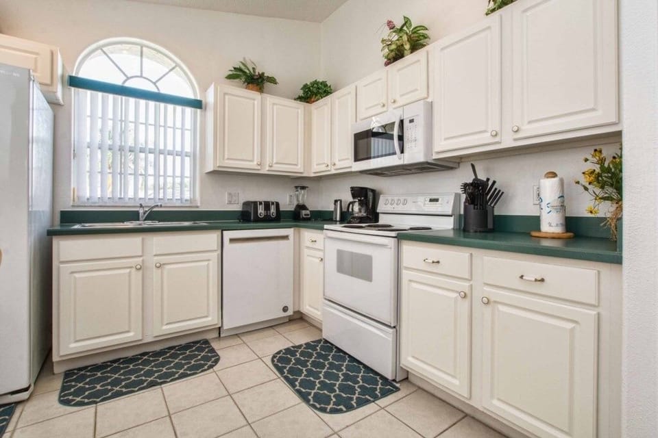House, 4 Bedrooms | Private kitchen | Oven, stovetop, coffee/tea maker, toaster