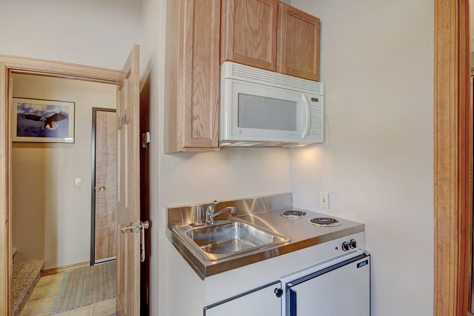 Condo, 4 Bedrooms | Private kitchenette | Fridge, microwave, stovetop, dishwasher