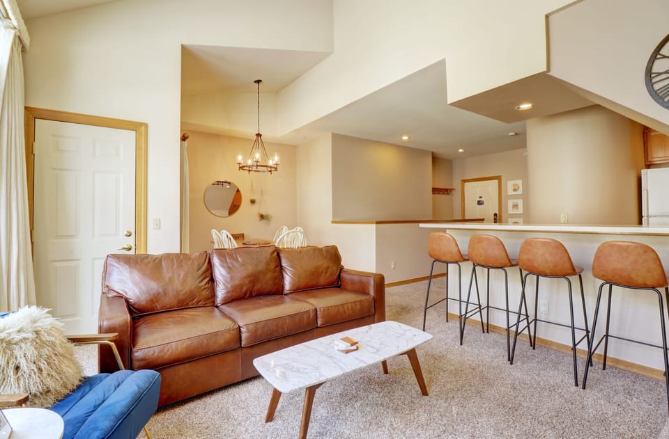 Condo, 4 Bedrooms | Living room | Fireplace