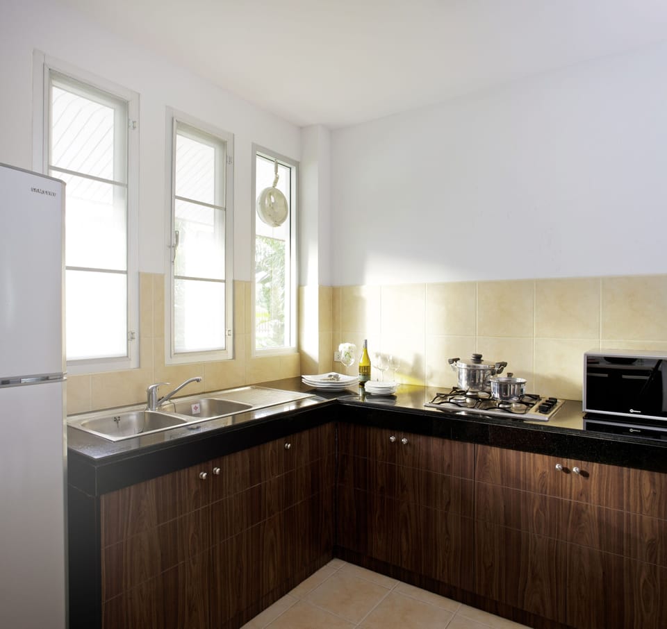 Full-size fridge, microwave, stovetop, coffee/tea maker