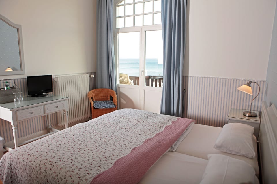 Comfort Double Room, Sea View, Oceanfront | Cribs/infant beds, rollaway beds, free WiFi, bed sheets