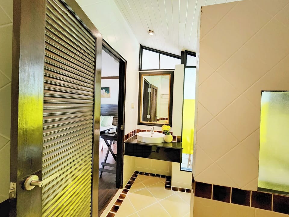 Superior Room | Bathroom | Shower, hair dryer, bidet, towels