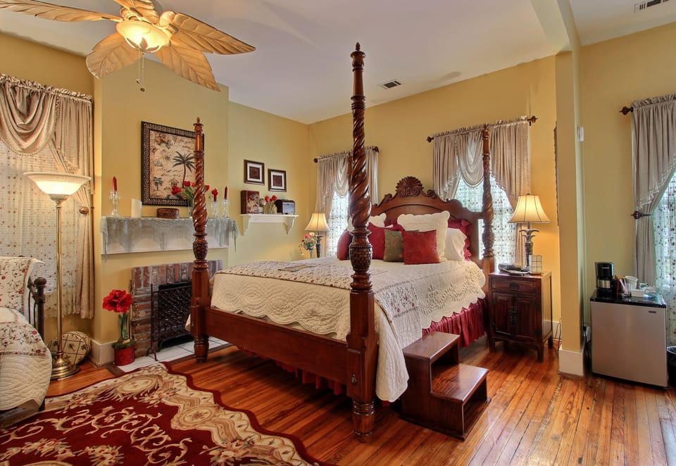 Premium bedding, laptop workspace, iron/ironing board, WiFi (free)
