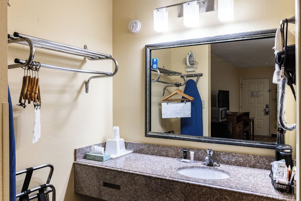 Combined shower/tub, free toiletries, hair dryer, towels