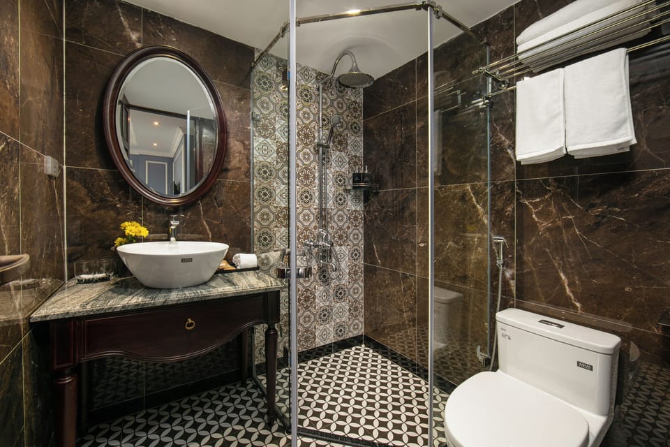 Family Room | Bathroom | Shower, free toiletries, hair dryer, towels