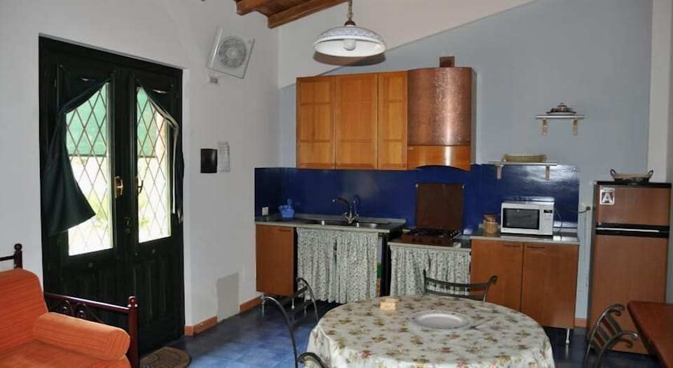 Family Villa, 2 Bedrooms, Kitchenette, Garden View | Private kitchenette | Coffee/tea maker, electric kettle