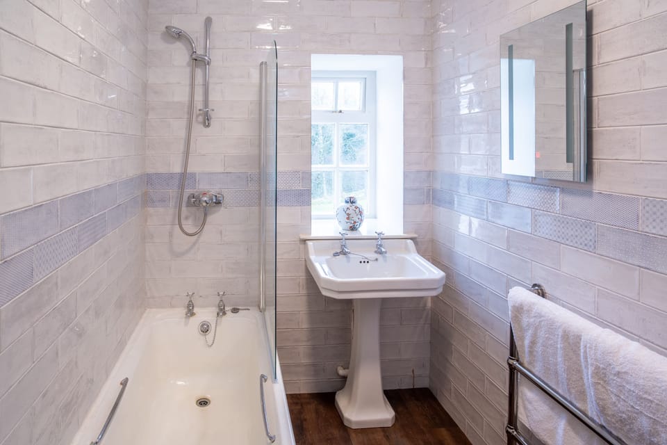 Double Room, Ensuite (Four Poster) | Bathroom | Free toiletries, hair dryer, towels, soap