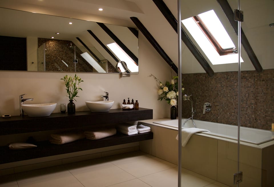 Vermeer Suite | Bathroom | Free toiletries, hair dryer, bathrobes, towels