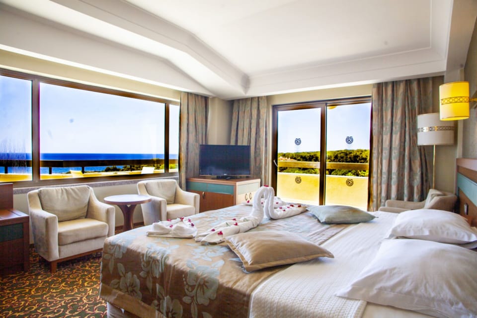 Deluxe Family Room Connecting | Premium bedding, minibar, in-room safe, laptop workspace