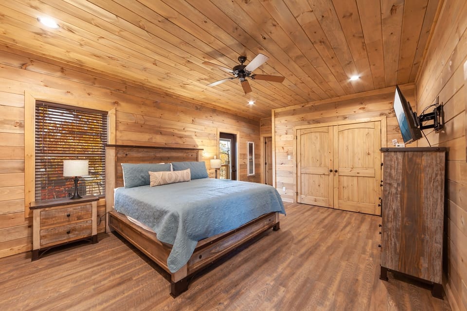 Victoria's Secrets 5 Bedroom Cabin by RedAwning Cabin in Sevier County
