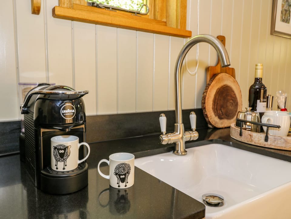 Cottage | Private kitchen | Fridge, electric kettle, toaster, cookware/dishes/utensils