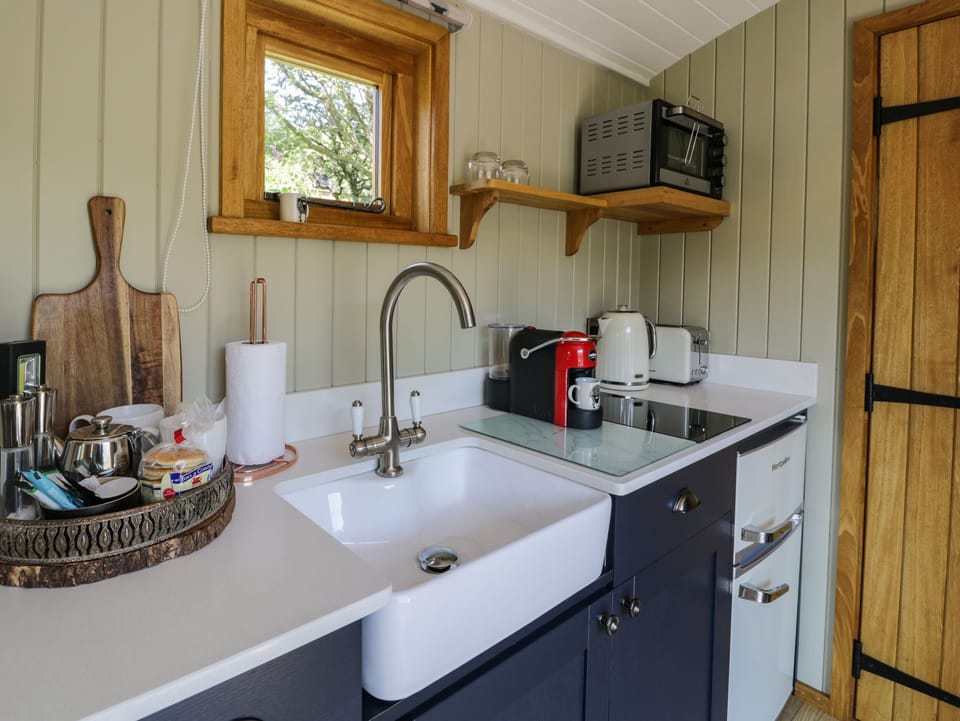 Cottage | Private kitchen | Fridge, cookware/dishes/utensils