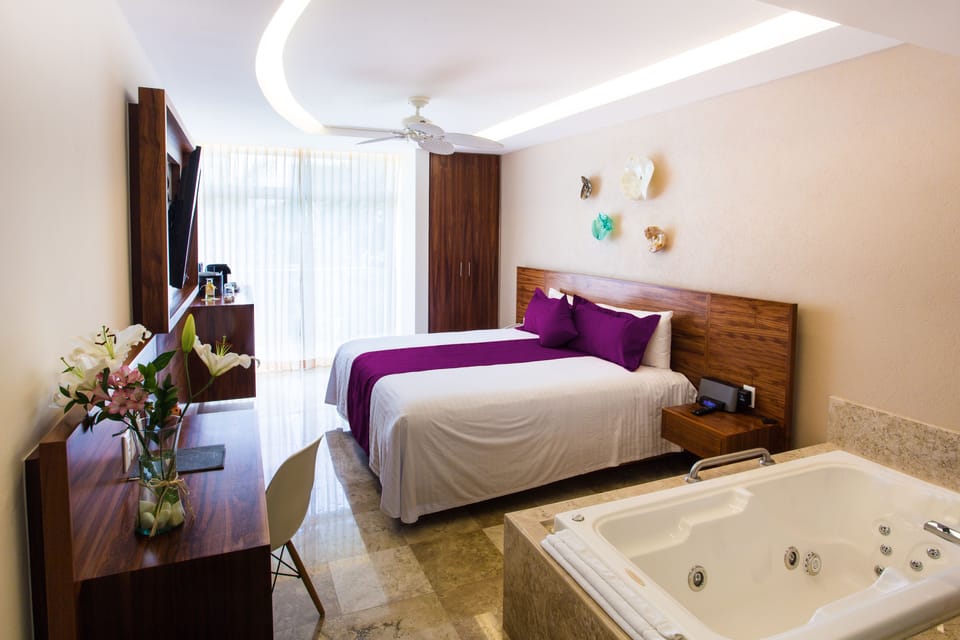 Deluxe Suite (with Jacuzzi) | Premium bedding, minibar, in-room safe, desk