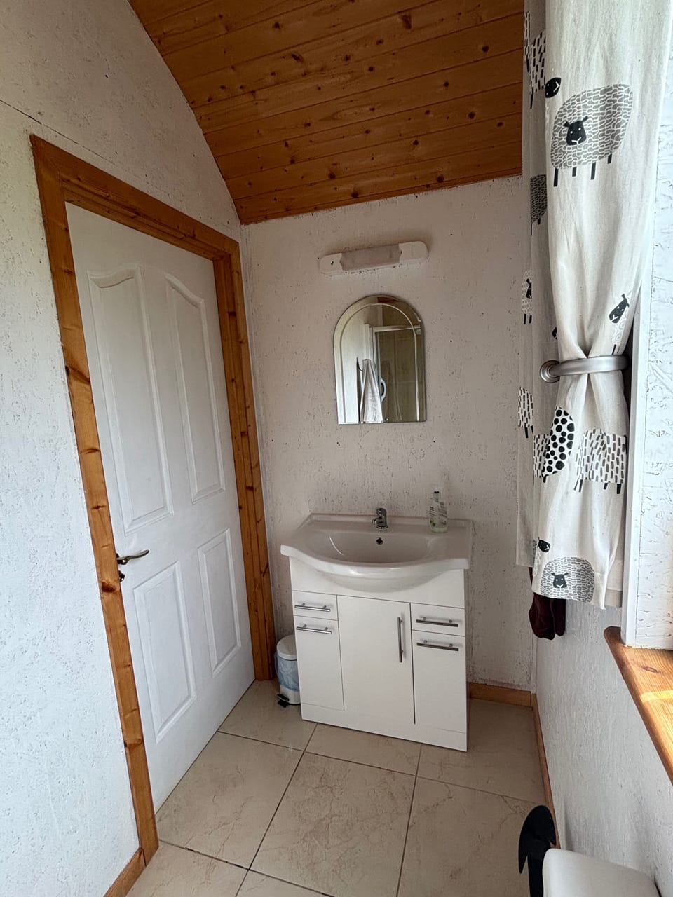 The Snuggly Sheep Shepherd Hut & Sauna Farm Stay Apartment in County Donegal
