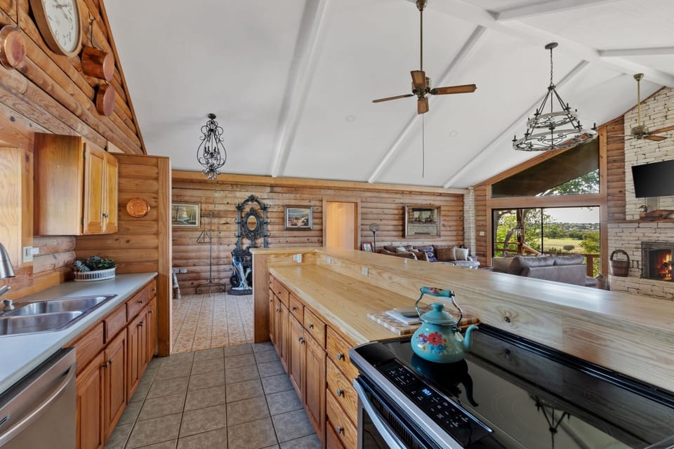 House, 4 Bedrooms | Private kitchen | Fridge, oven, stovetop, coffee/tea maker