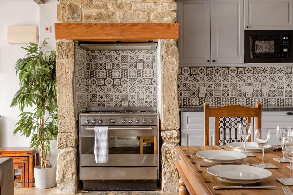 Apartment | Private kitchen | Fridge, microwave, oven, stovetop