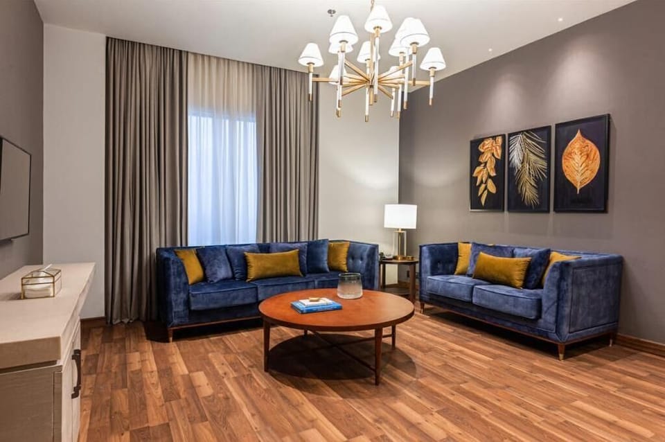 Suite, 1 King Bed, Non Smoking | Living area | 42-inch LCD TV with digital channels, TV, books