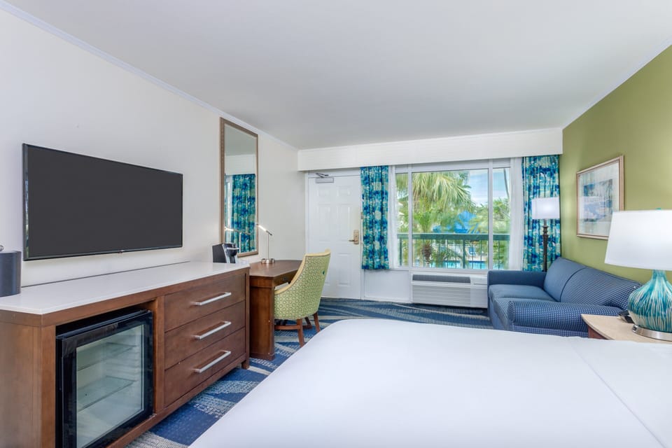 Standard Room, 1 King Bed, Pool View | Hypo-allergenic bedding, in-room safe, blackout drapes
