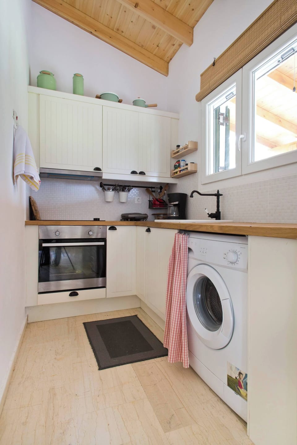 House, 2 Bedrooms, Smoking, Balcony | Private kitchen | Coffee/tea maker, electric kettle, dining tables
